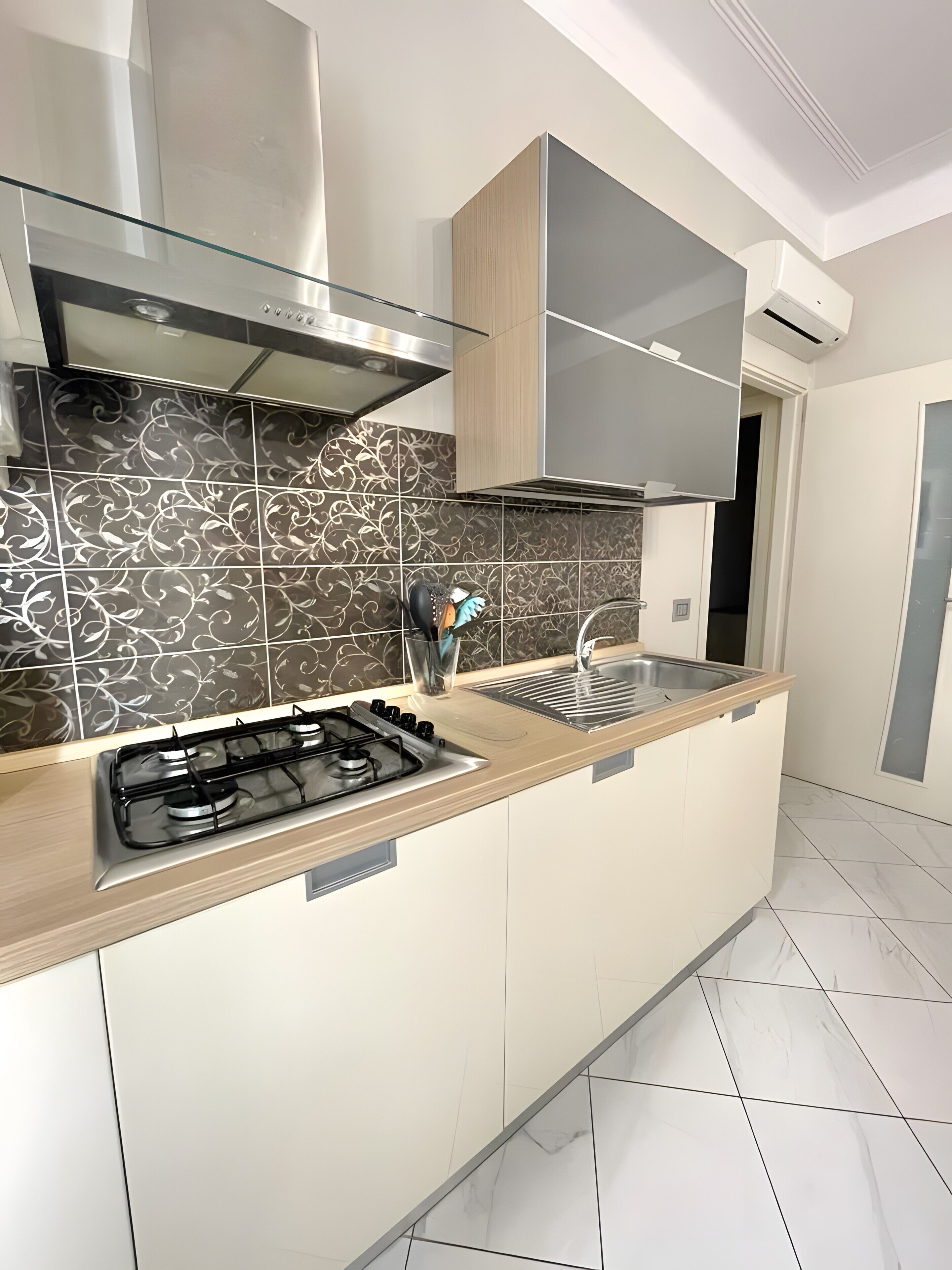 雪櫃、微波爐、焗爐、爐具