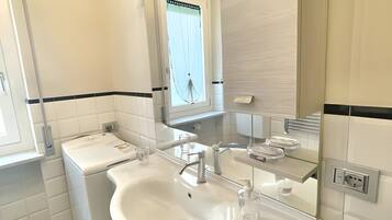 Chuveiro, secador de cabelo, toalhas de banho