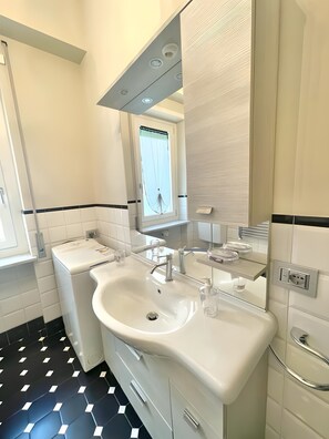 Shower, hair dryer, towels - Apartment 'Centralissimo' with Balcony, Wi-Fi and Air Conditioning (Sanremo)