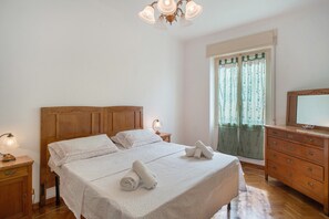 2 slaapkamers, een strijkplank/strijkijzer, gratis wifi, beddengoed