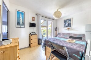 2 bedrooms, iron/ironing board