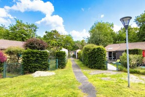 Property grounds - Comfortable Chalet Near the Beach and Marina – Garden, Parking, Leisure Facilities (Hourtin)