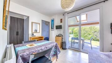 2 bedrooms, iron/ironing board