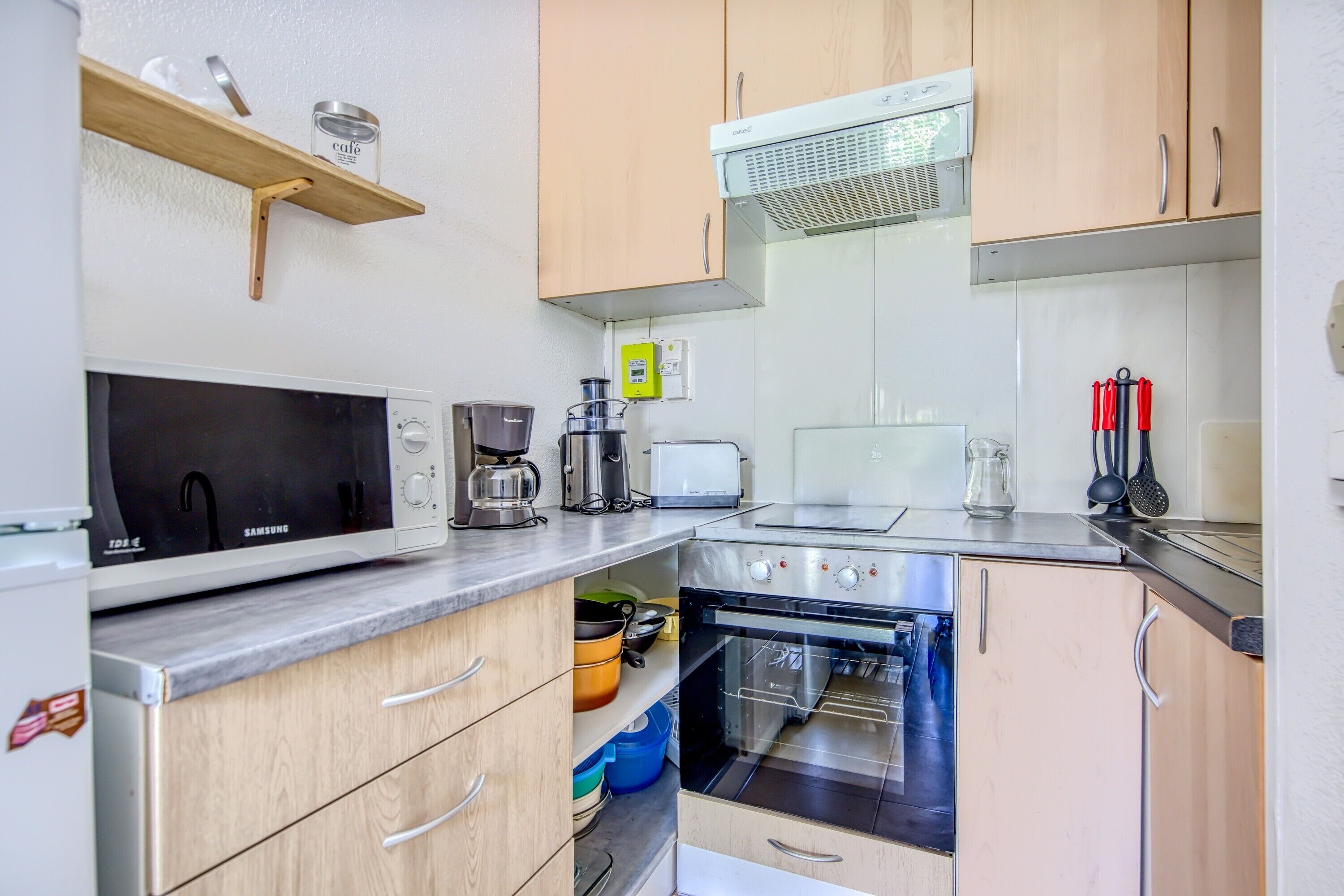 Frigorifero, microonde, forno, piano cottura