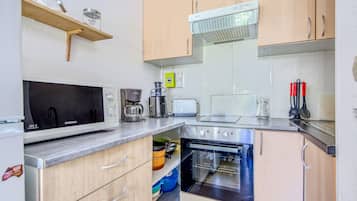 Frigorifero, microonde, forno, piano cottura