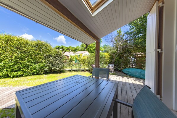 Outdoor dining - Comfortable Chalet Near the Beach and Marina – Garden, Parking, Leisure Facilities (Hourtin)