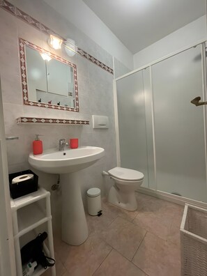 Shower, hair dryer, towels - Apartment 'I Ventagli 50 Mt Dal Mare' with Private Garden and Wi-Fi (Sanremo)