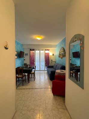 TV - Apartment 'I Ventagli 50 Mt Dal Mare' with Private Garden and Wi-Fi (Sanremo)