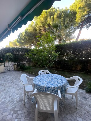 Outdoor dining - Apartment 'I Ventagli 50 Mt Dal Mare' with Private Garden and Wi-Fi (Sanremo)