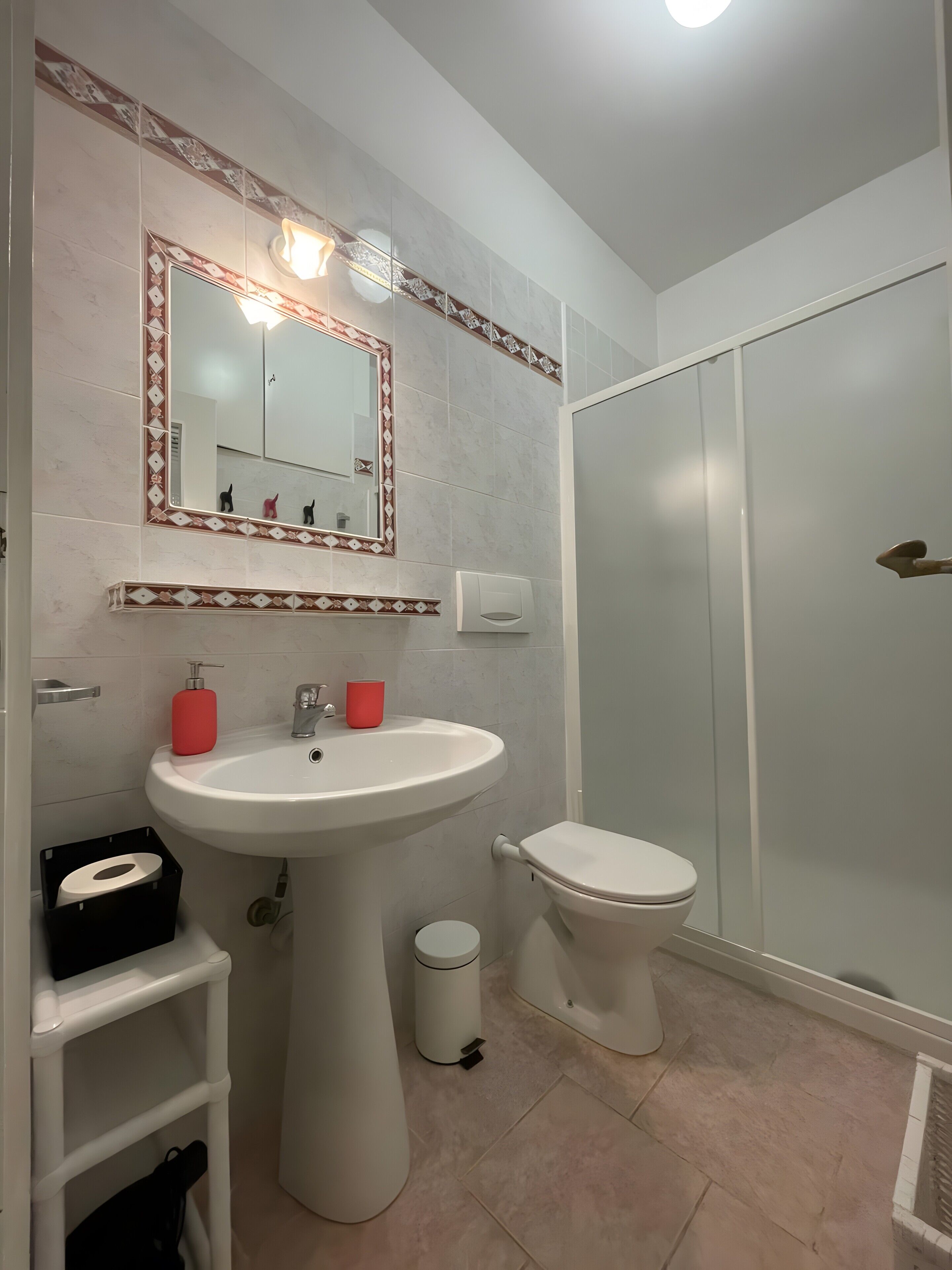 Een douche, een haardroger, handdoeken
