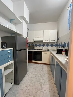 Fridge, microwave, oven, stovetop - Apartment 'I Ventagli 50 Mt Dal Mare' with Private Garden and Wi-Fi (Sanremo)