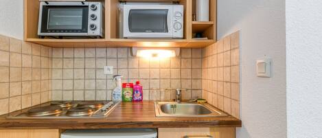 ثلاجة، ميكروويف، فرن، موقد طهي مسطح