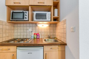 Jääkaappi, mikroaaltouuni, uuni, liesi