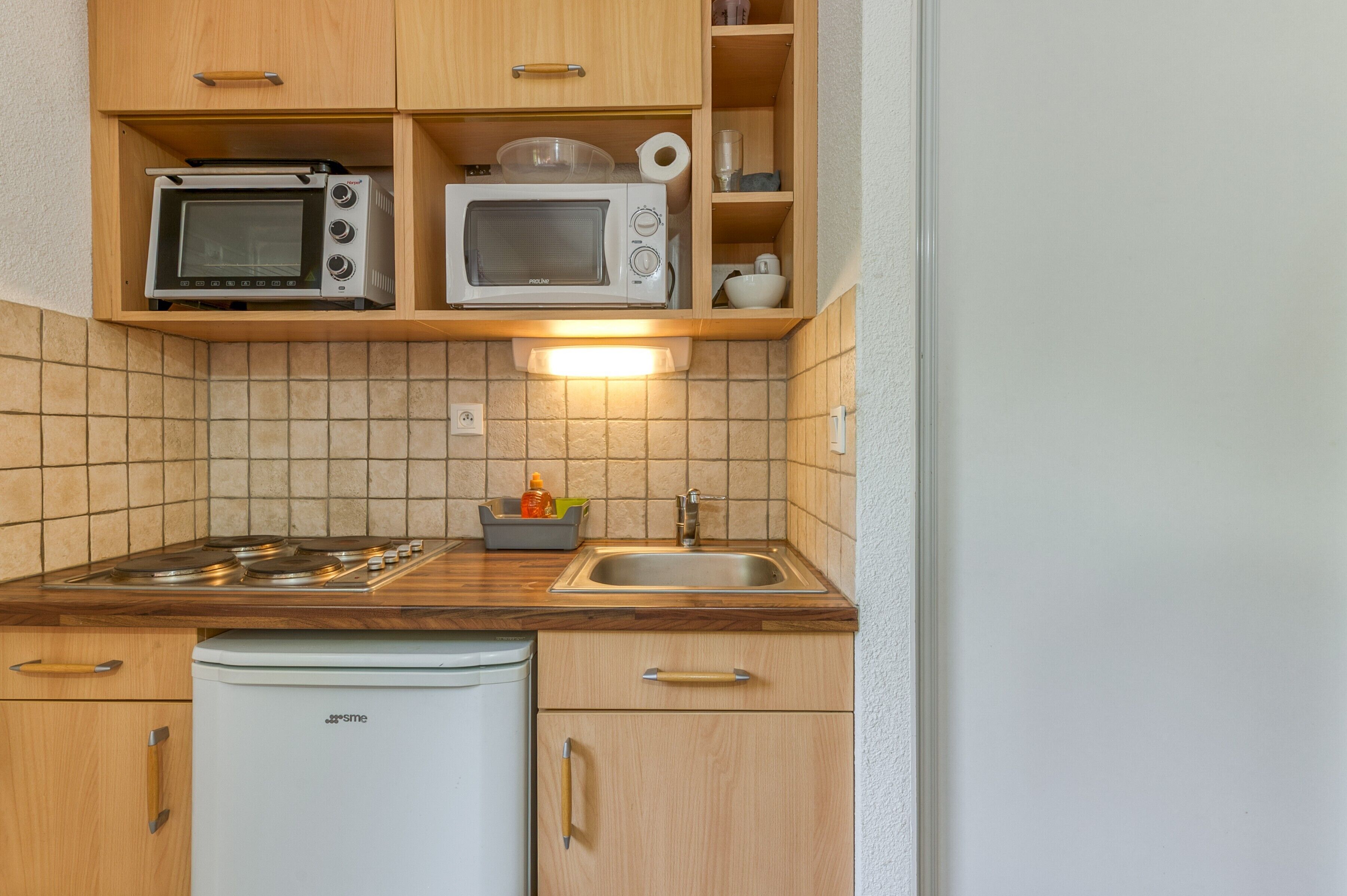 Réfrigérateur, micro-ondes, four, plaque de cuisson