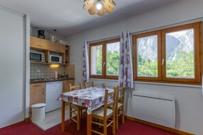 Fridge, microwave, oven, stovetop - Apartment 'Marmotte' with Mountain View, Shared Garden and Wi-Fi (Le Bourg-d'Oisans)