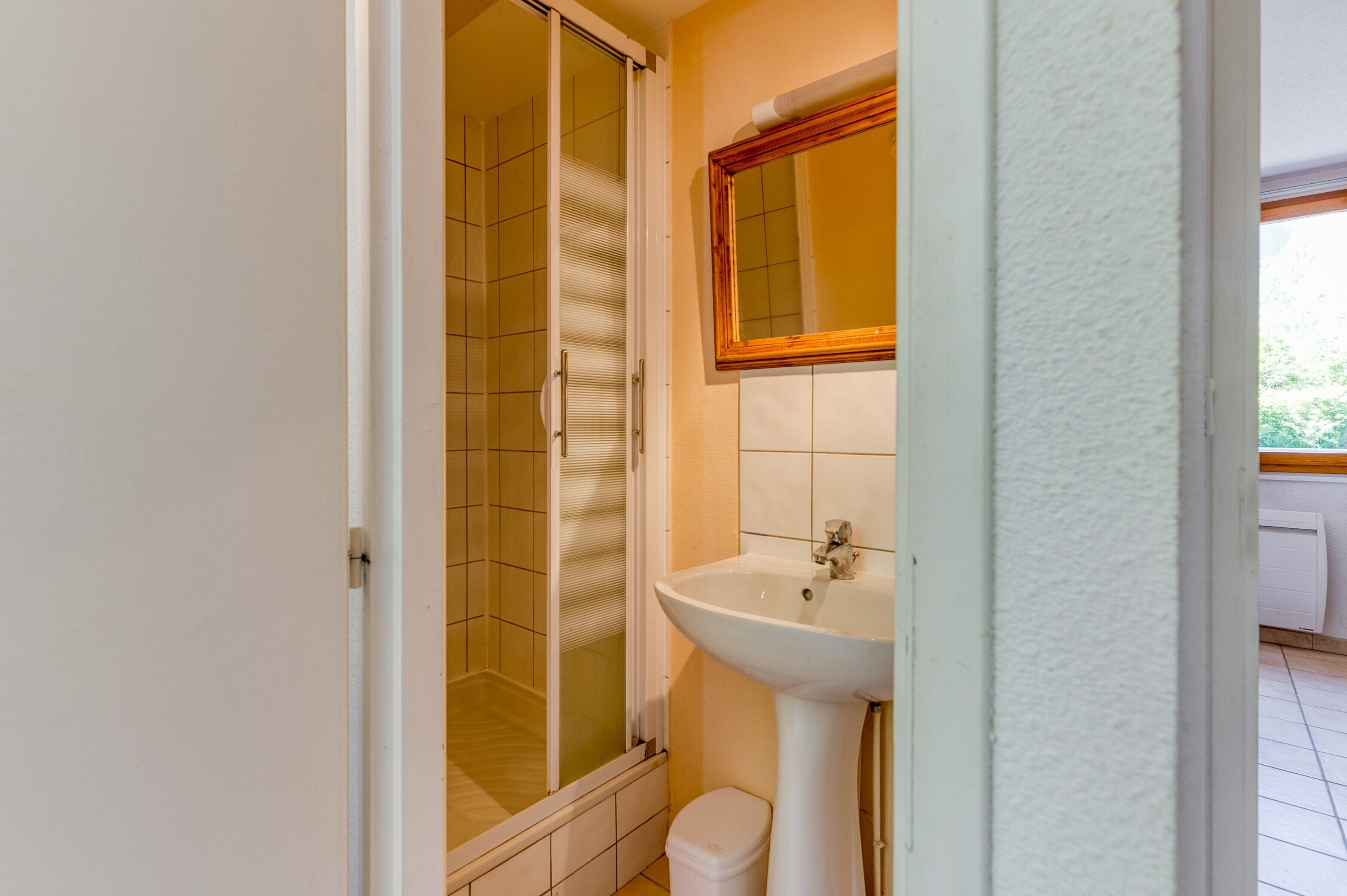Een douche, handdoeken