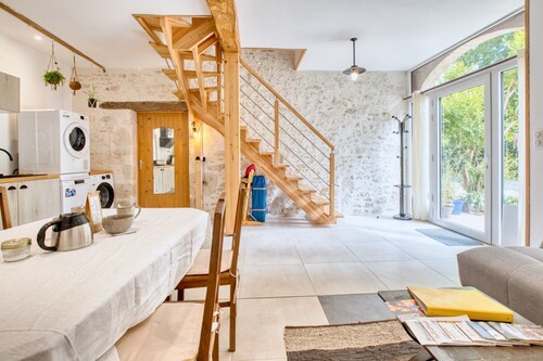 Le Buffet de la Gare: Historic Cottage with Private Terrace in the Heart of Périgord Pourpre