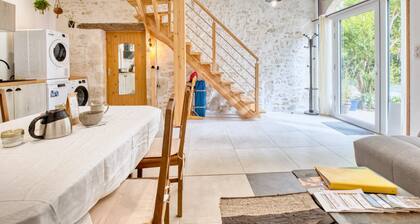 Le Buffet de la Gare: Historic Cottage with Private Terrace in the Heart of Périgord Pourpre