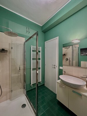 Een douche, een haardroger, handdoeken