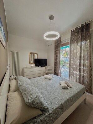 2 bedrooms, iron/ironing board, free WiFi, bed sheets - Apartment 'Stella Marina' with Sea View, Wi-Fi and Air Conditioning (Sanremo)