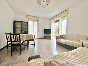 TV - Apartment 'Alice' with Sea View, Balcony and Wi-Fi (Sanremo)