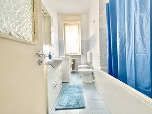 Shower, hair dryer, towels - Apartment 'Alice' with Sea View, Balcony and Wi-Fi (Sanremo)