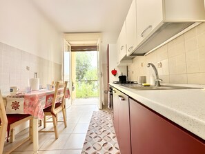 Fridge, microwave, oven, stovetop - Apartment 'Alice' with Sea View, Balcony and Wi-Fi (Sanremo)
