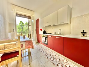 Fridge, microwave, oven, stovetop - Apartment 'Alice' with Sea View, Balcony and Wi-Fi (Sanremo)