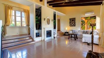 Televisie en een open haard