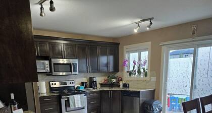Charming 4-bedroom house with WiFi and fitness room in lovely Airdrie