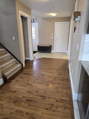 Interior - Charming 4-bedroom house with WiFi and fitness room in lovely Airdrie (Airdrie)