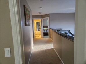 Interior - Charming 4-bedroom house with WiFi and fitness room in lovely Airdrie (Airdrie)