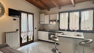 Réfrigérateur, micro-ondes, four, plaque de cuisson