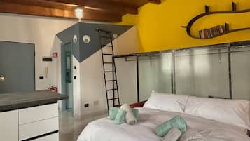 1 habitación, tabla de planchar con plancha, wifi gratis y ropa de cama