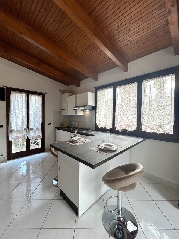 Frigorifero, microonde, forno, piano cottura