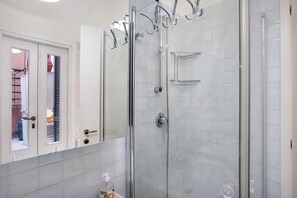 Shower, hair dryer, towels