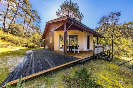 Exterior. Holiday home in Carcans: between lake and ocean, close to cycle paths