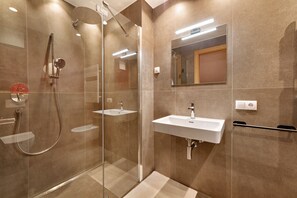 Dusche, Haartrockner, Handtücher