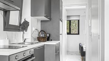 Fridge, oven, stovetop, coffee/tea maker