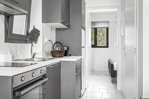 Fridge, oven, stovetop, coffee/tea maker