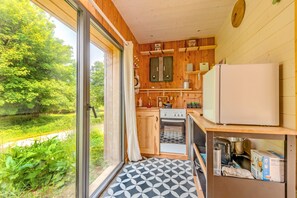 Kylskåp, ugn, spishäll och kaffe- och tebryggare
