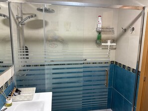 Ducha, secador de pelo, toallas