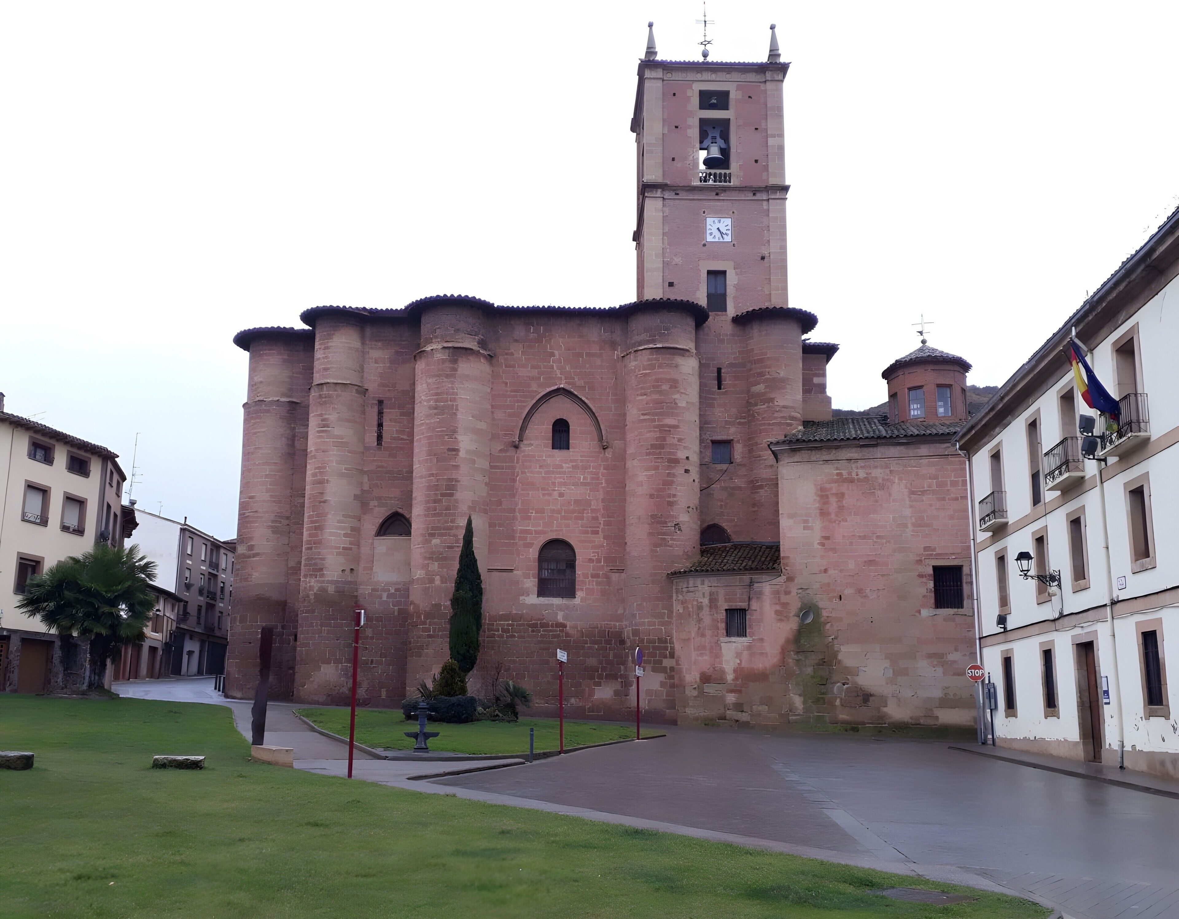 Un edificio histórico con una torre de campanas, ventanas en arco y un reloj.