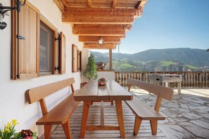 Outdoor dining - Apartment 'Gfinkerhof' with Mountain View, Private Pool and Wi-Fi (Völs am Schlern)