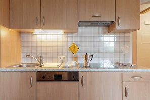 Kühlschrank, Mikrowelle, Herdplatte, Geschirrspüler