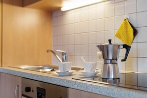 Réfrigérateur, micro-ondes, plaque de cuisson, lave-vaisselle
