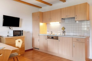 Kühlschrank, Mikrowelle, Herdplatte, Geschirrspüler