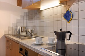 Kjøleskap, mikrobølgeovn, kokeplater og oppvaskmaskin