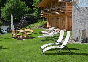 Outdoor dining - Apartment 'Schgagul' with Mountain View, Shared Garden and Wi-Fi (Castelrotto)