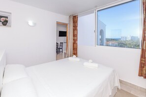 2 slaapkamers, een strijkplank/strijkijzer, gratis wifi, beddengoed